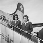 Erste Swissair DC-4, HB-ILA, die nach einem Flug über den Atlantik mit Captain Otto Heitmanek am 24.11.1946 in Genf landete. Dieser Anlass wurde entsprechend gefeiert und das Flugzeug auf den Namen "Genève" getauft. Zeitgenössische Bildbeschreibung des Swissair-Marketings: "Stewardessen Pia Goth und Hedwig Hofmann (Taufe HB - ILA DC-4, Genf)"