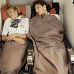 Flight-Attendants beim Schlafen in einer McDonnell Douglas MD-11