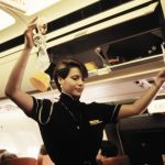 Flight-Attendant der Swissair erklärt das Funktionieren der Saue