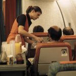 Erste Reihe der Economy Class. Apéritif-Service Nordatlantik 1. Reihe Economy-Class hinter Durchgang zur First Classca. 1980 Gut sichtbar: "Frischluft"-Düsen am Sitz - intern auch "Fussschweiss-Umwandler" genannt, da nur die Luft von unterhalb des Sitzes herausgeblasen wurde