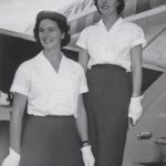 Swissair-Hostessen Rita Herzog und E. Schüle vor dem Abflug in G