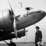 Swissair-Flugkapitän Ernst Nyffenegger vor einer Douglas DC-3 in